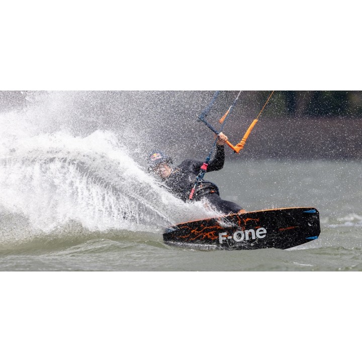 f.one trax hrd carbone 2025 - planche de kitesurf