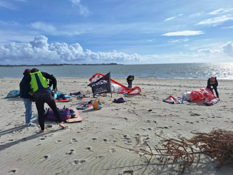 Apprendre le kitesurf ou le wingfoil en école ?